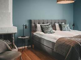 Inviting Hotel Room With Free Breakfast