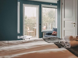 Inviting Hotel Room With Free Breakfast