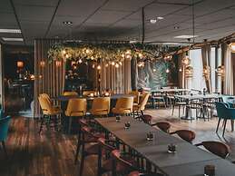 Inviting Hotel Room With Free Breakfast