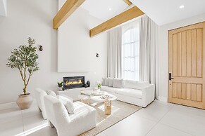 Villa Camellia - Charming 5 BR Home in the Heart of Studio City