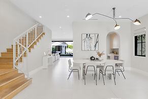 Villa Camellia - Charming 5 BR Home in the Heart of Studio City