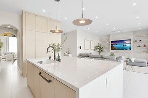 Villa Camellia - Charming 5 BR Home in the Heart of Studio City