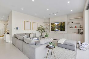Villa Camellia - Charming 5 BR Home in the Heart of Studio City