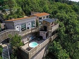 4 Star Vacation Home With Free Breakfast