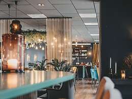 Inviting Hotel Room With Free Breakfast