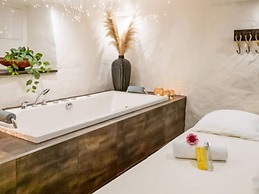 Inviting Hotel Room With Free Breakfast