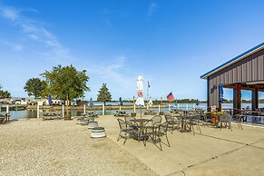 Waterfront Port Clinton Cottage: 5 Mi to Lake Erie