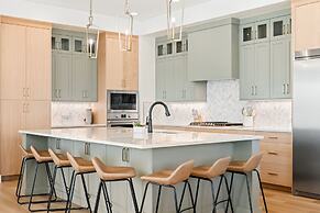 Green Acres 8 Bedroom Townhouse