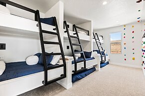 Green Acres 8 Bedroom Townhouse