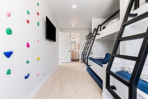 Green Acres 8 Bedroom Townhouse