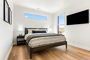 Green Acres 8 Bedroom Townhouse