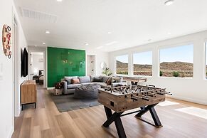 Green Acres 8 Bedroom Townhouse