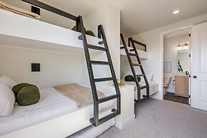 Green Acres 8 Bedroom Townhouse