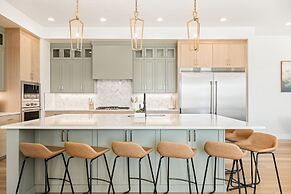 Green Acres 8 Bedroom Townhouse