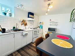 Sunrise BnB with Free Parking