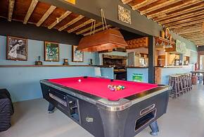 La Quinta Hostel & Suites