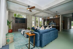 Conmigos 6 Bedroom Beachfront Villa