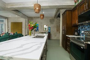 Conmigos 6 Bedroom Beachfront Villa