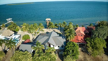 Casa de Wilson - 5 Bedroom Beachfront Villa