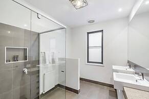 Gorgeous 5 Bedroom - Golf Course Views