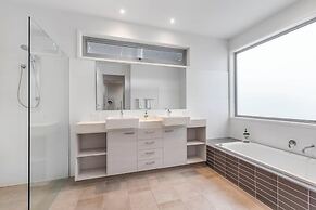 Gorgeous 5 Bedroom - Golf Course Views