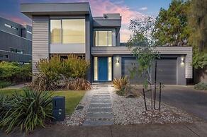 Gorgeous 5 Bedroom - Golf Course Views