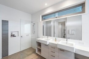 Gorgeous 5 Bedroom - Golf Course Views