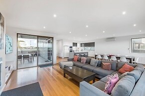 Gorgeous 5 Bedroom - Golf Course Views