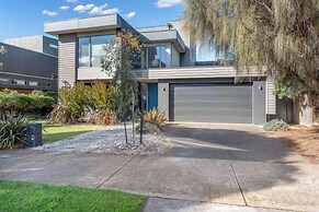 Gorgeous 5 Bedroom - Golf Course Views