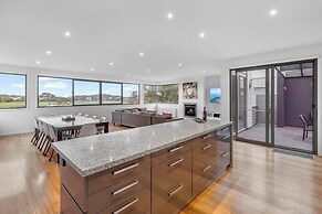 Gorgeous 5 Bedroom - Golf Course Views