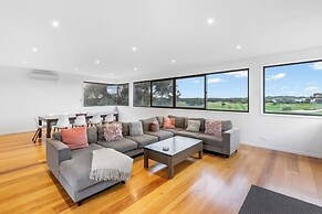 Gorgeous 5 Bedroom - Golf Course Views