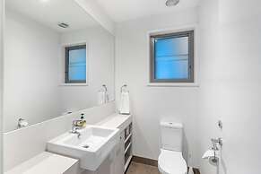 Gorgeous 5 Bedroom - Golf Course Views