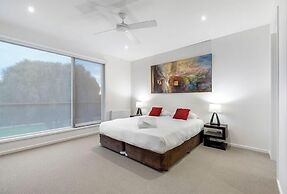 Gorgeous 5 Bedroom - Golf Course Views