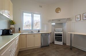 Bay Vista Cottage by the BnB Collection