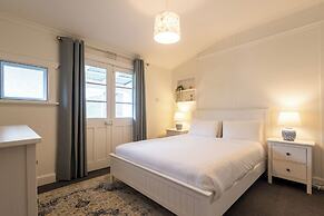 Bay Vista Cottage by the BnB Collection