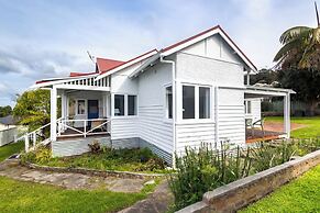 Bay Vista Cottage by the BnB Collection