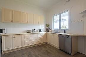 Bay Vista Cottage by the BnB Collection