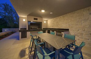 Villa Astrum With Heated Pool Jacuzzi and Sauna