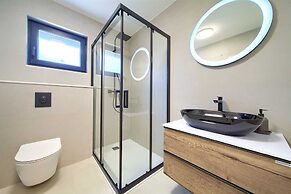 Villa Astrum With Heated Pool Jacuzzi and Sauna