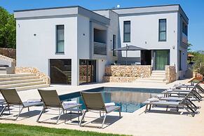 Villa Astrum With Heated Pool Jacuzzi and Sauna