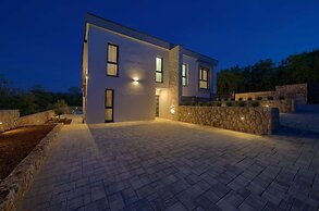 Villa Astrum With Heated Pool Jacuzzi and Sauna