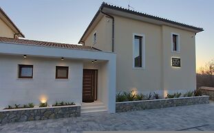 Villa Lady With Heated Pool Jacuzzi and Sauna