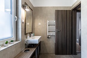 Lakefront Elegant Condo Lela