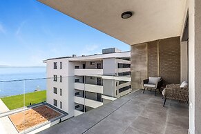 Lakefront Elegant Condo Lela