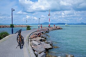 Lakefront Elegant Condo Lela