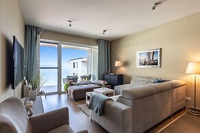 Lakefront Elegant Condo Lela