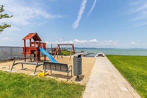 Lakefront Elegant Condo Lela