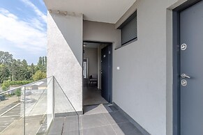 Lakefront Elegant Condo Lela