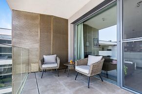 Lakefront Elegant Condo Lela