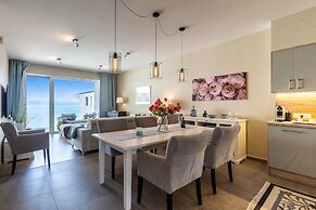 Lakefront Elegant Condo Lela